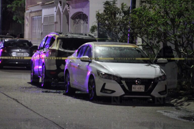 Estallido e incendio dañan dos vehículos estacionados en el fraccionamiento Alameda, en Mazatlán Estallido e incendio dañan dos vehículos estacionados en el fraccionamiento Alameda, en Mazatlán, Sinaloa