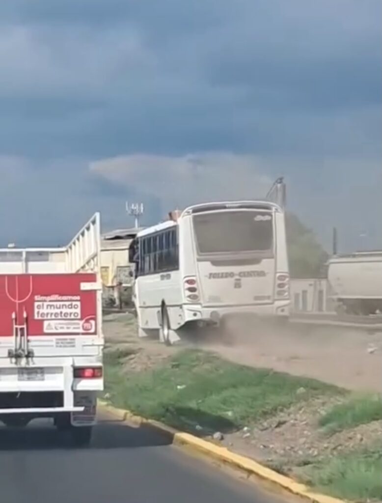 Captan a camionero del Toledo 15 ‘saltando’ tráfico en el Eje Federalismo de Culiacán; ya está en el corralón y habrá sanción al chofer: Vialidad