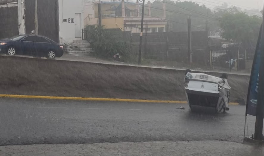 Vuelca un vehículo sobre la avenida México 68 en dirección hacia el Maquio Clouthier en Culiacán