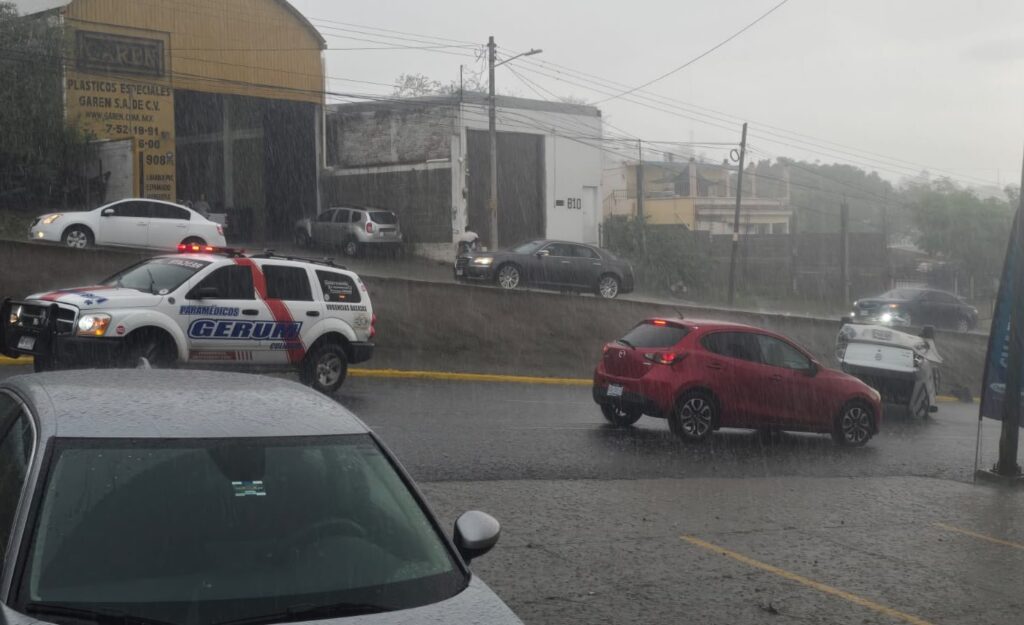 Vuelca un vehículo sobre la avenida México 68 en dirección hacia el Maquio Clouthier en Culiacán
