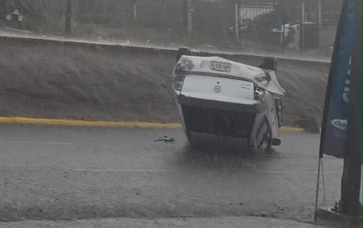 Vuelca un vehículo sobre la avenida México 68 en dirección hacia el Maquio Clouthier en Culiacán