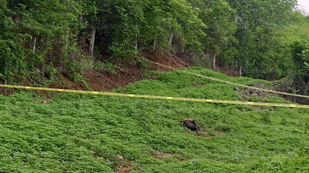 Ejecutado y esposado encuentran a un hombre cerca de La Campana, al norte de Culiacán, Sinaloa