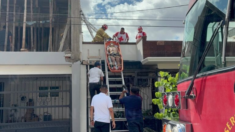 Trabajador de la construcción resulta lesionado tras recibir una descarga eléctrica en un domicilio del sector Scally, en Los Mochis Trabajador de la construcción resulta lesionado tras recibir una descarga eléctrica en un domicilio del sector Scally, en Los Mochis, Sinaloa
