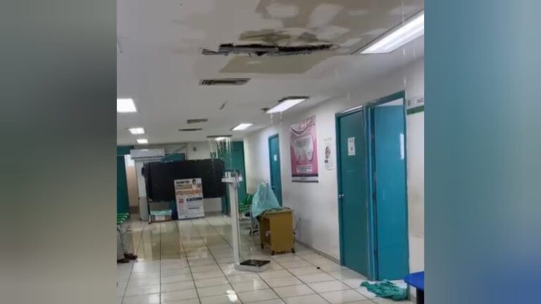 ¡Llueve más adentro que afuera! Se filtra agua por el techo de la Unidad de Medicina Familiar No. 32 del IMSS en Guasave ¡Llueve más adentro que afuera! Se filtra agua por el techo de la Unidad de Medicina Familiar No. 32 del IMSS en Guasave