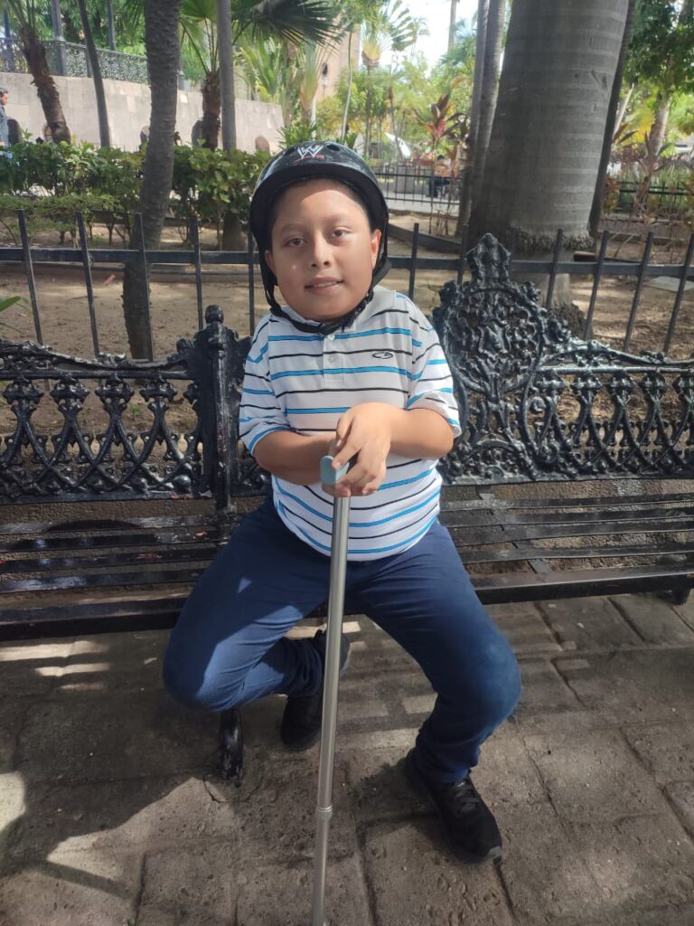 Sus músculos se están haciendo hueso y no hay tratamiento; Kevin Raúl ocupa viajar de Mazatlán a Argentina por una esperanza