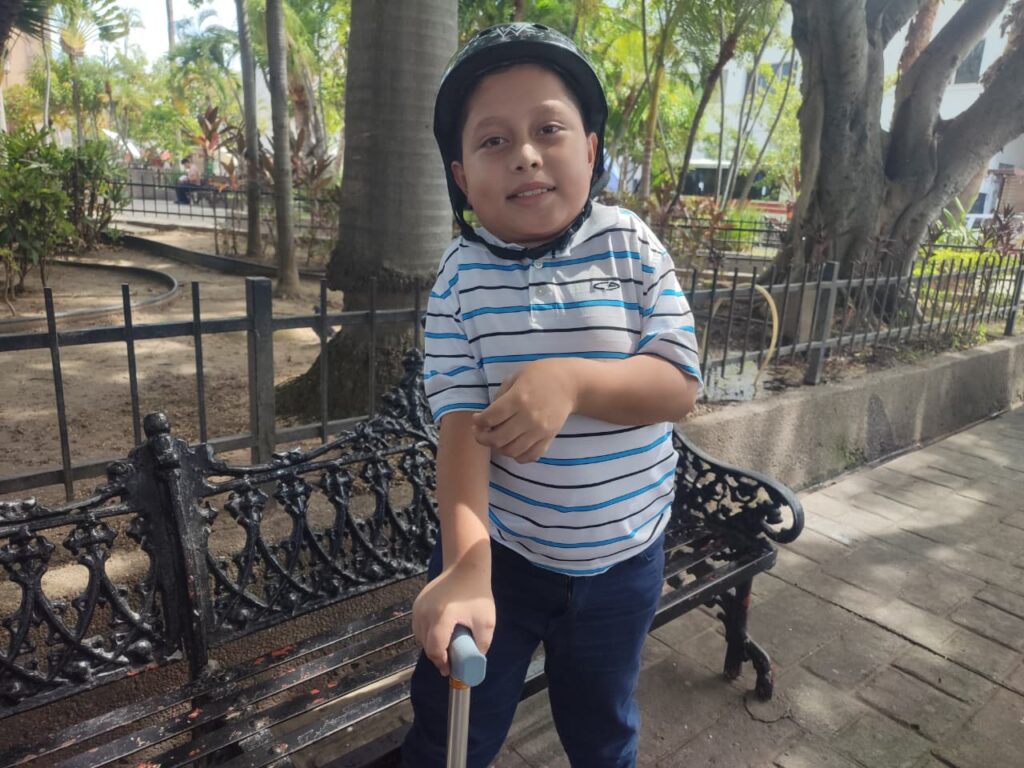 Sus músculos se están haciendo hueso y no hay tratamiento; Kevin Raúl ocupa viajar de Mazatlán a Argentina por una esperanza