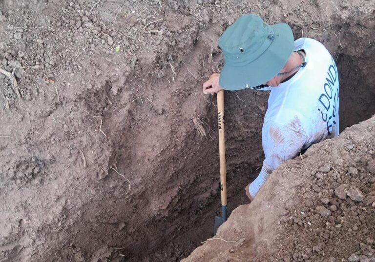Hallan narcofosa a espaldas de un panteón de Villa Juárez, Navolato Hallan narcofosa a espaldas de un panteón de Villa Juárez, Navolato