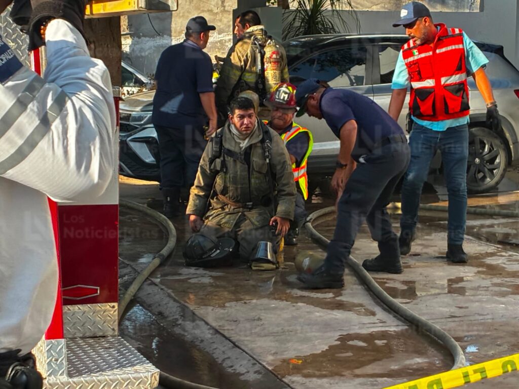 Una mujer y un adulto mayor lesionados tras incendio de vivienda en el sector Scally en Los Mochis, Sinaloa