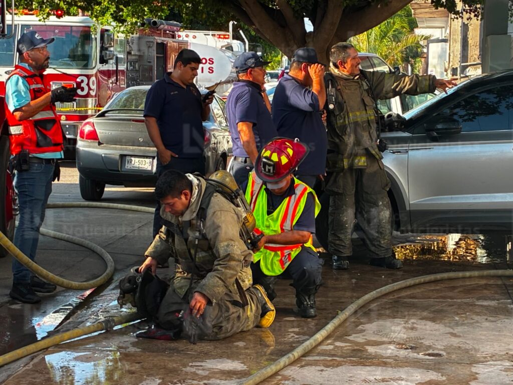 Una mujer y un adulto mayor lesionados tras incendio de vivienda en el sector Scally en Los Mochis, Sinaloa