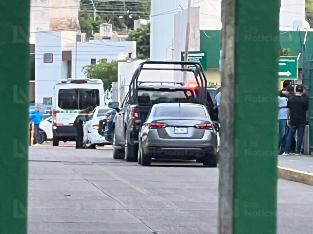 Atacan a balazos a una persona y llega herida manejando un vehículo a un hospital de Culiacán, Sinaloa