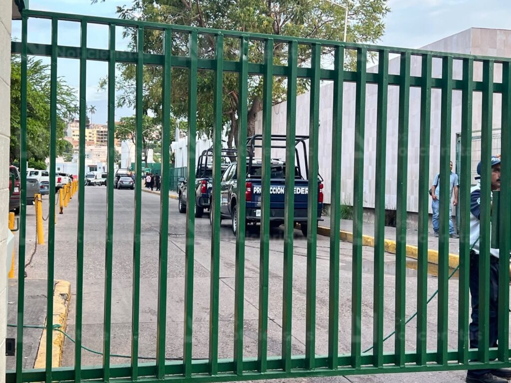Atacan a balazos a una persona y llega herida manejando un vehículo a un hospital de Culiacán, Sinaloa