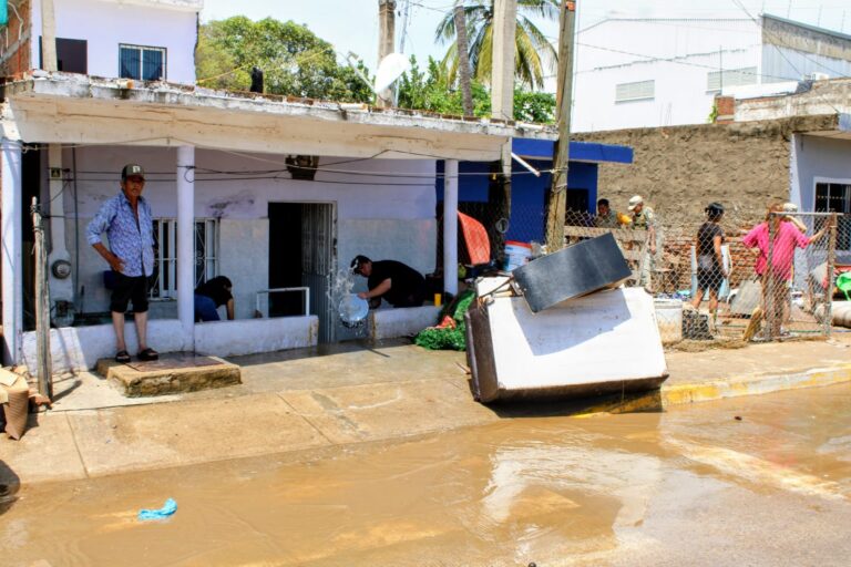 “Nos salimos por la ventana”: familias de Ampliación Urías lo perdieron todo tras las inundaciones de Mazatlán “Nos salimos por la ventana”: familias de Ampliación Urías lo perdieron todo tras las inundaciones de Mazatlán