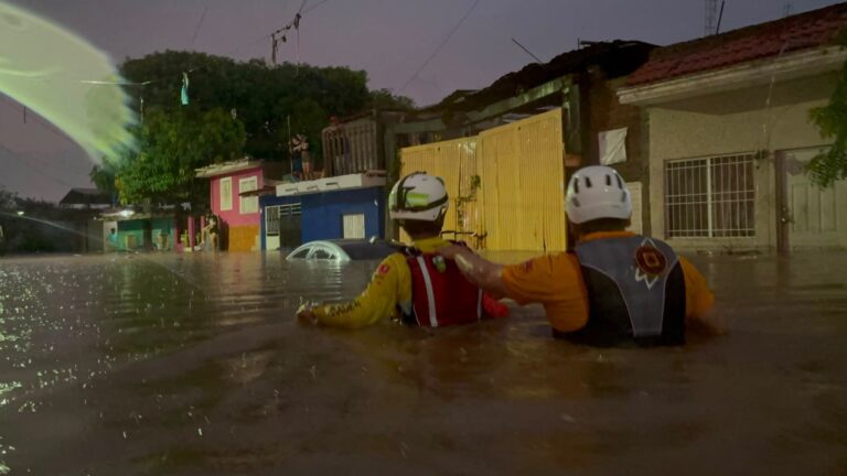 Mazatlán amanece bajo el agua; lluvia inunda colonias, desborda arroyos y obliga a evacuar familias Mazatlán, Sinaloa, amanece bajo el agua; lluvia inunda colonias, desborda arroyos y obliga a evacuar familias