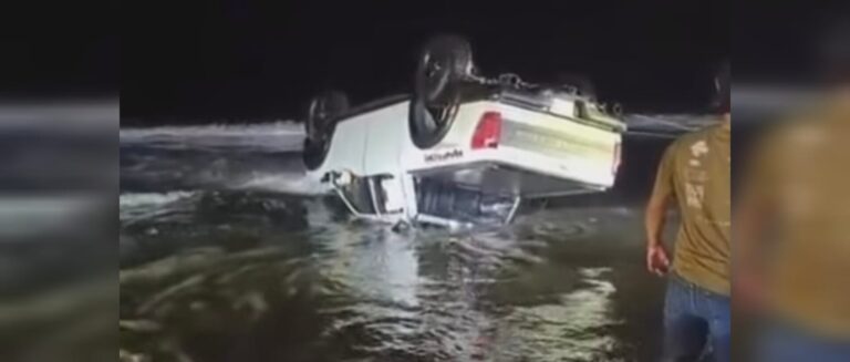 Aparatoso accidente deja camioneta llantas arriba en la orilla de Playa Las Glorias, en Guasave Aparatoso accidente deja camioneta llantas arriba en la orilla de Playa Las Glorias, en Guasave