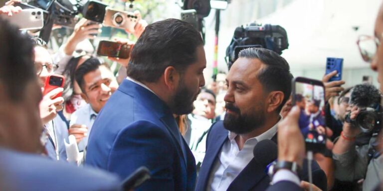 Video: Diputados Arturo Ávila y Carlos Eduardo Gutiérrez se enfrentan a gritos y casi a golpes en el Senado Video: Diputados Arturo Ávila y Carlos Eduardo Gutiérrez se enfrentan a gritos y casi a golpes en el Senado