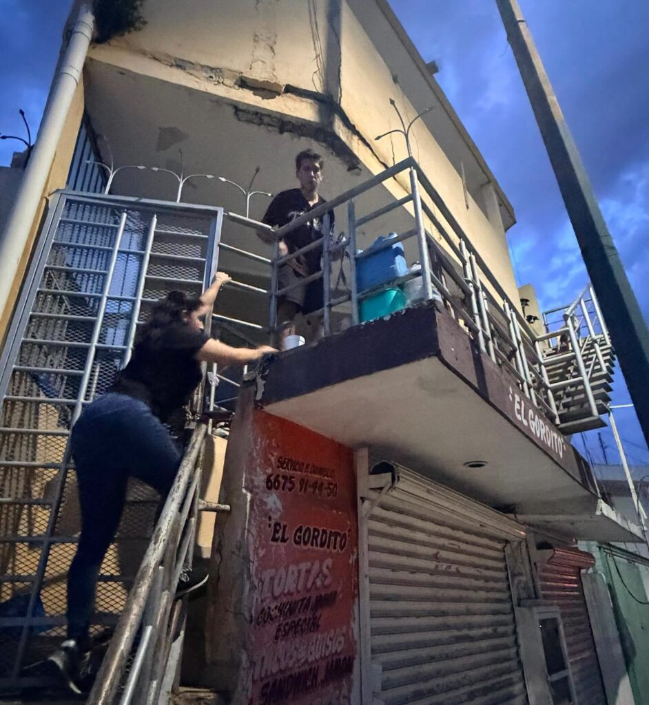 Rescatan a 8 perritos y encuentran bolsas con restos de otros animales al interior de una casa en Culiacán