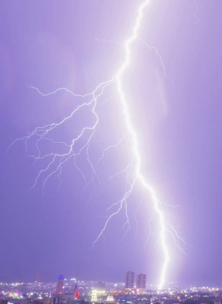 Fuerte tormenta en Culiacán deja impresionantes relámpagos; captan el momento