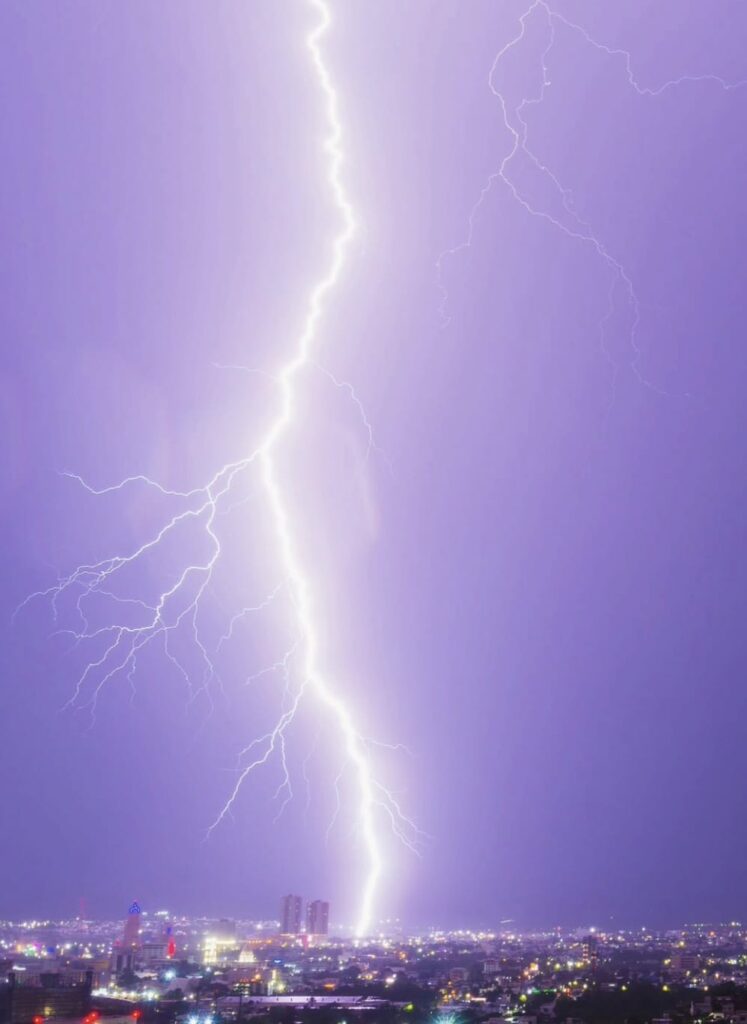 Fuerte tormenta en Culiacán deja impresionantes relámpagos; captan el momento