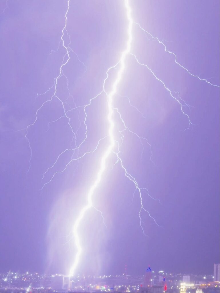 Fuerte tormenta en Culiacán deja impresionantes relámpagos; captan el momento