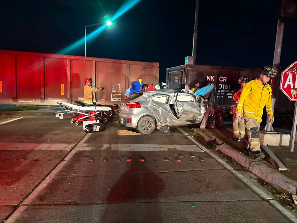Tren embiste automóvil en Paseo del Atlántico en Mazatlán, Sinaloa; conductor resulta lesionado