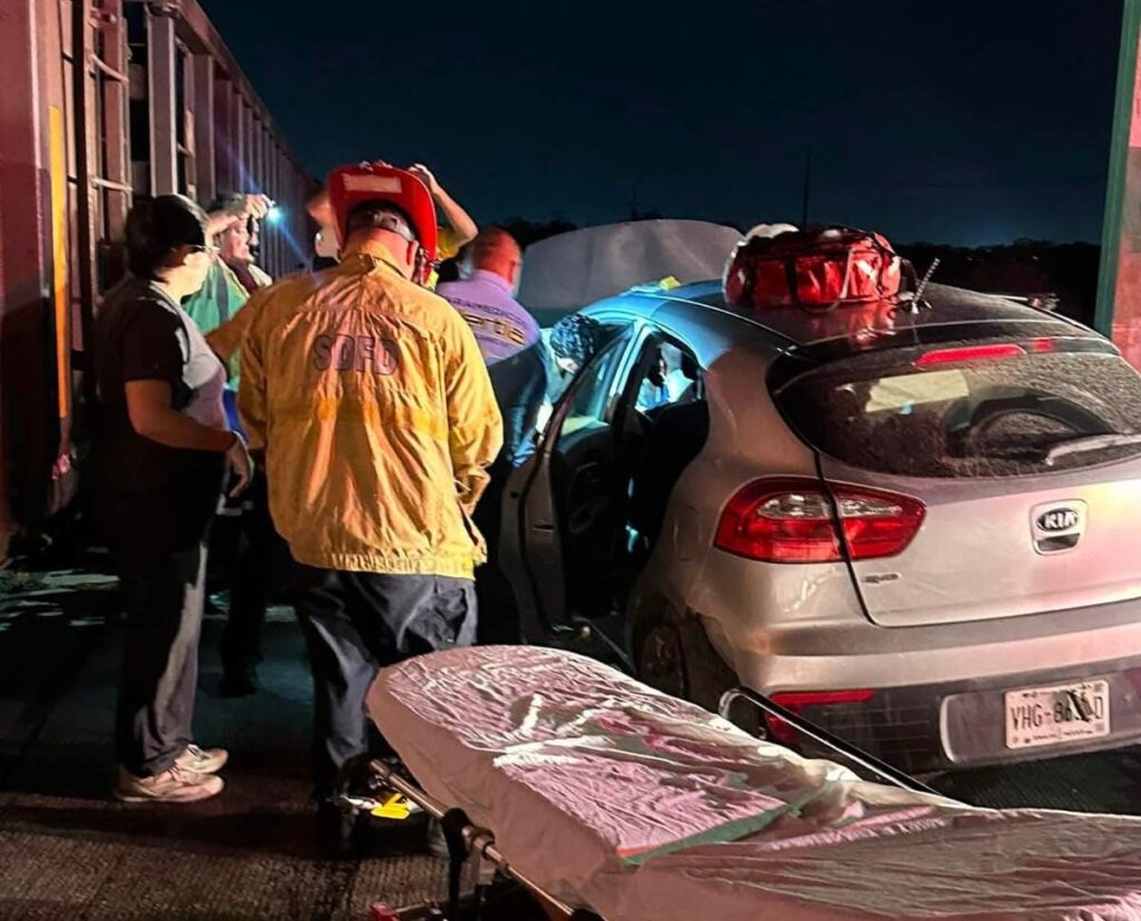 Tren embiste automóvil en Paseo del Atlántico en Mazatlán, Sinaloa; conductor resulta lesionado