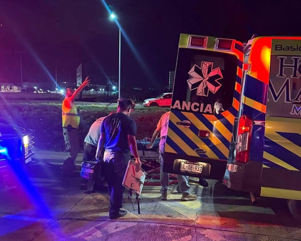 Tren embiste automóvil en Paseo del Atlántico en Mazatlán, Sinaloa; conductor resulta lesionado