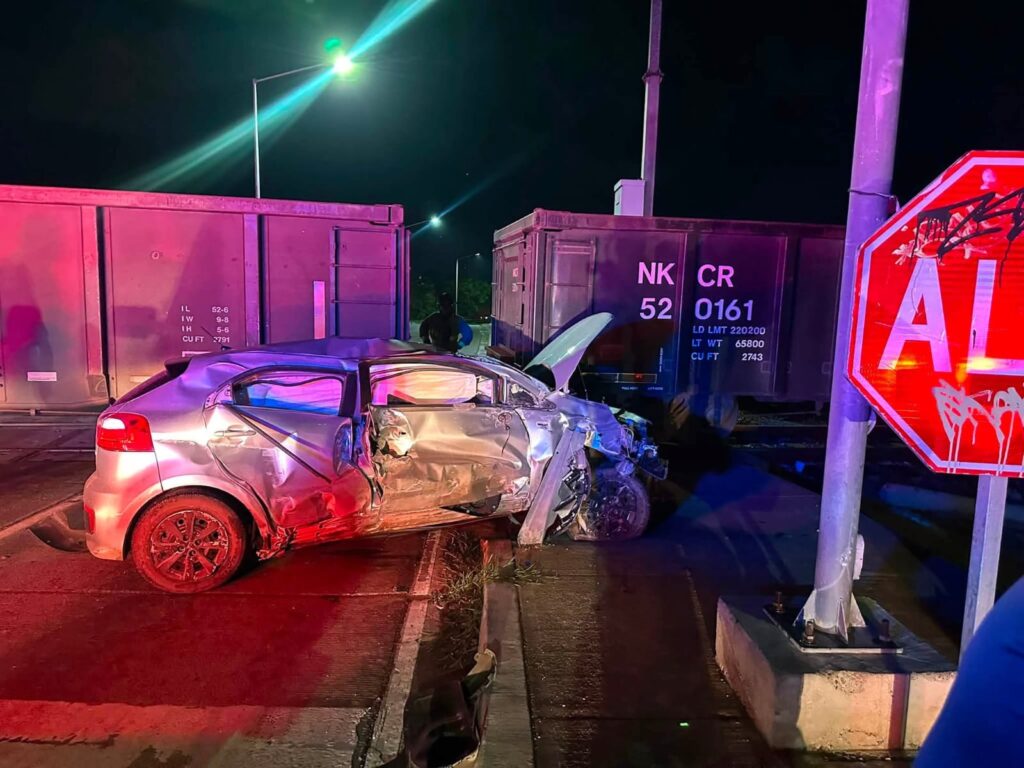 Tren embiste automóvil en Paseo del Atlántico en Mazatlán, Sinaloa; conductor resulta lesionado