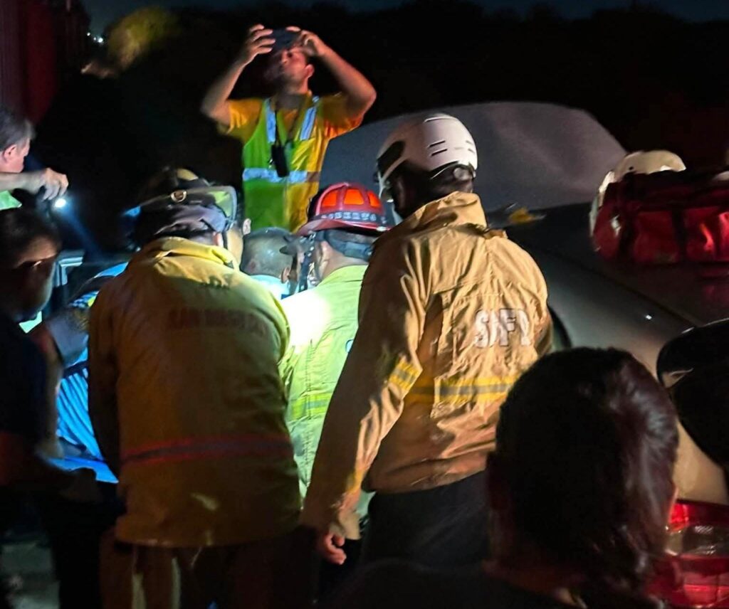 Tren embiste automóvil en Paseo del Atlántico en Mazatlán, Sinaloa; conductor resulta lesionado