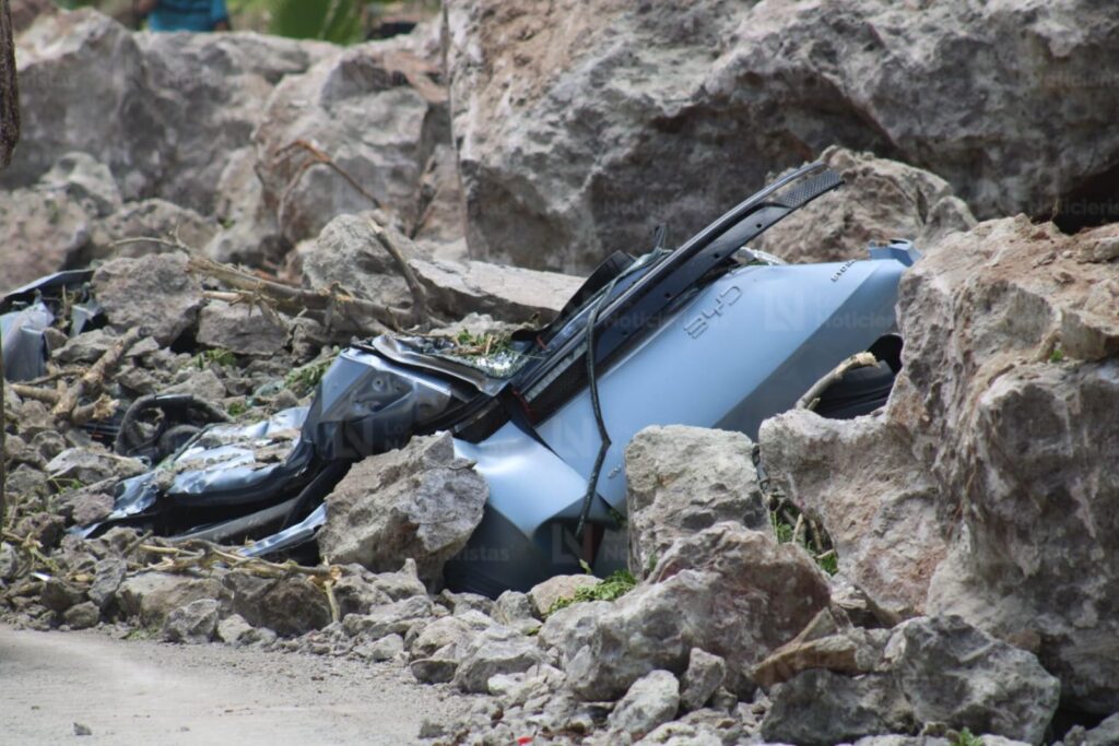 “Lo estacioné para subir al faro, es un milagro que estamos bien: Dueña de Dolphin aplastado en Mazatlán; se salvan por minutos
