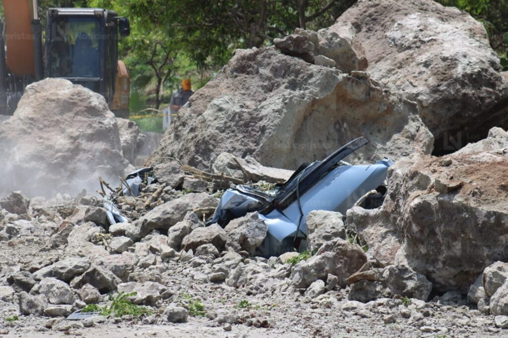 “Lo estacioné para subir al faro, es un milagro que estamos bien: Dueña de Dolphin aplastado en Mazatlán; se salvan por minutos
