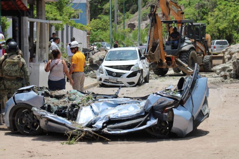 “Lo estacioné para subir al faro, es un milagro que estamos bien: Dueña de Dolphin aplastado en Mazatlán; se salvan por minutos “Lo estacioné para subir al faro, es un milagro que estamos bien: Dueña de Dolphin aplastado en Mazatlán; se salvan por minutos