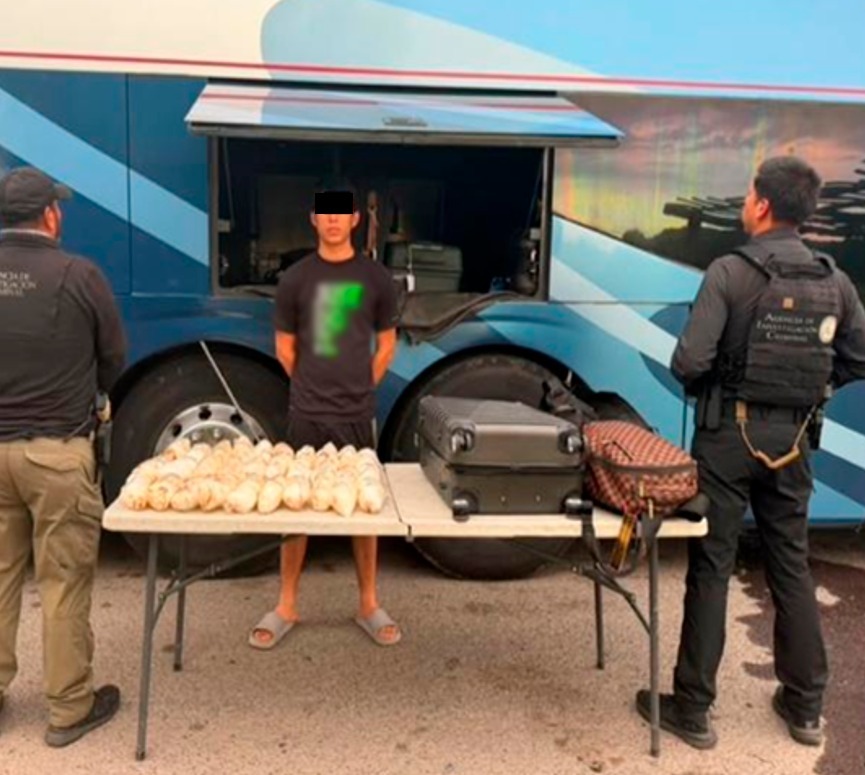 ¡Los llevaba en una maleta! Detienen a joven con casi 14 kilos de metanfetamina en la carretera México 15D en Escuinapa, Sinaloa