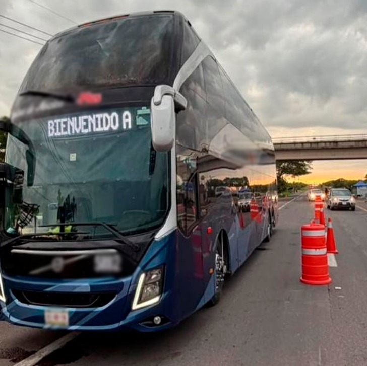 ¡Los llevaba en una maleta! Detienen a joven con casi 14 kilos de metanfetamina en la carretera México 15D en Escuinapa, Sinaloa