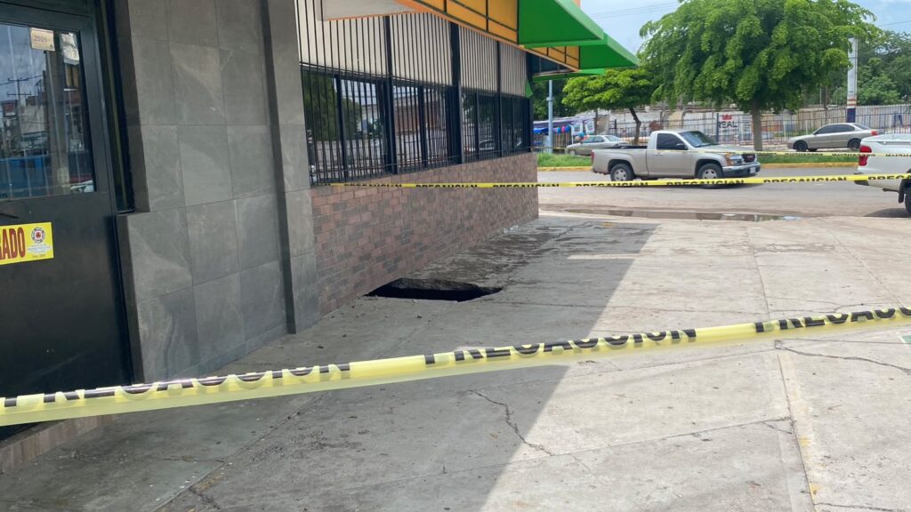 Socavón bajo negocio de pollos revela grave daño en drenaje de Guasave, Sinaloa; edificio quedó prácticamente suspendido: Jumapag