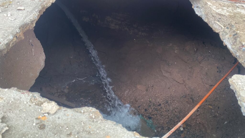 Socavón bajo negocio de pollos revela grave daño en drenaje de Guasave, Sinaloa; edificio quedó prácticamente suspendido: Jumapag