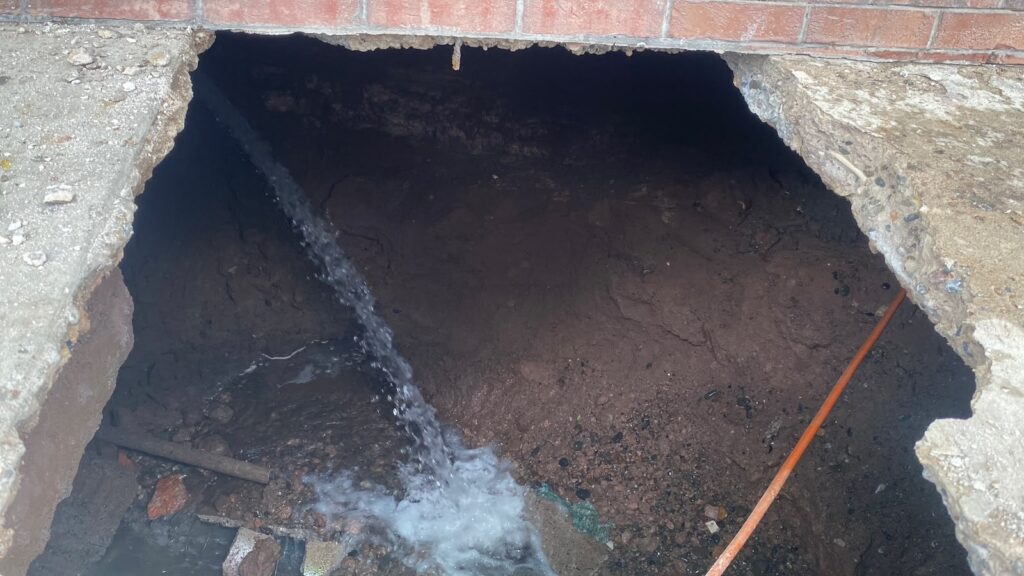 Socavón bajo negocio de pollos revela grave daño en drenaje de Guasave, Sinaloa; edificio quedó prácticamente suspendido: Jumapag