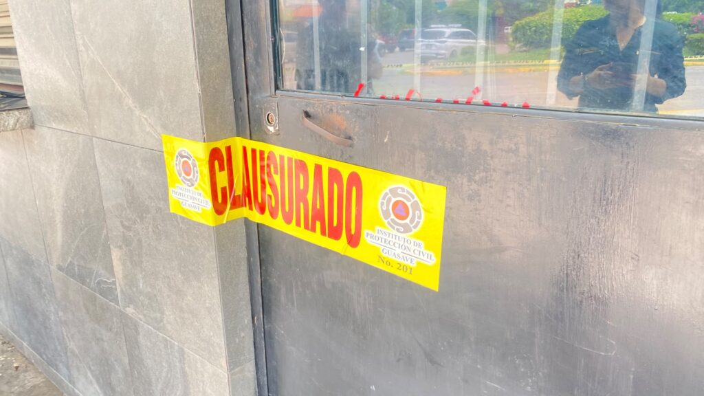 Socavón bajo negocio de pollos revela grave daño en drenaje de Guasave, Sinaloa; edificio quedó prácticamente suspendido: Jumapag