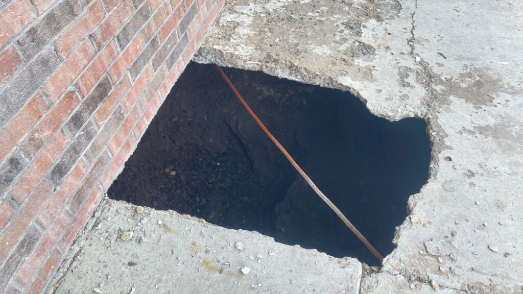 Socavón bajo negocio de pollos revela grave daño en drenaje de Guasave, Sinaloa; edificio quedó prácticamente suspendido: Jumapag