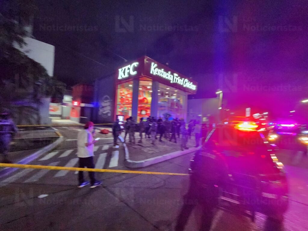 ¡Quedó grabado! Asesinan al influencer de Culiacán César Gastélum mientras realizaba contenido afuera del KFC