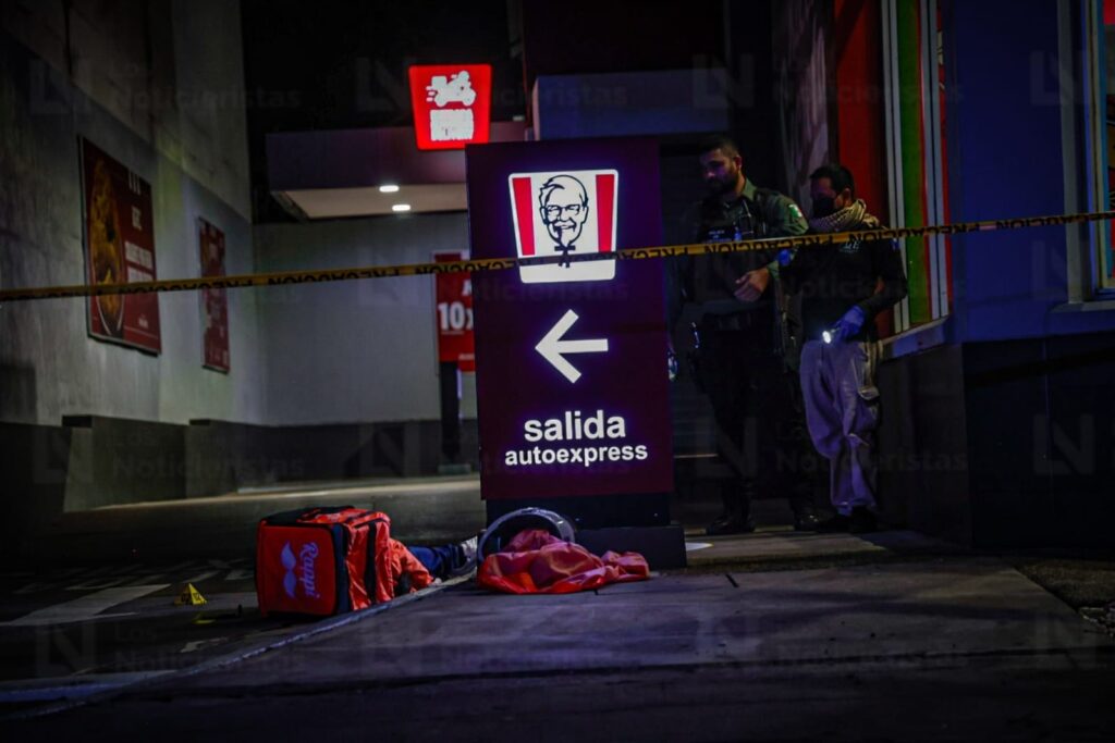 ¡Quedó grabado! Asesinan al influencer de Culiacán César Gastélum mientras realizaba contenido afuera del KFC