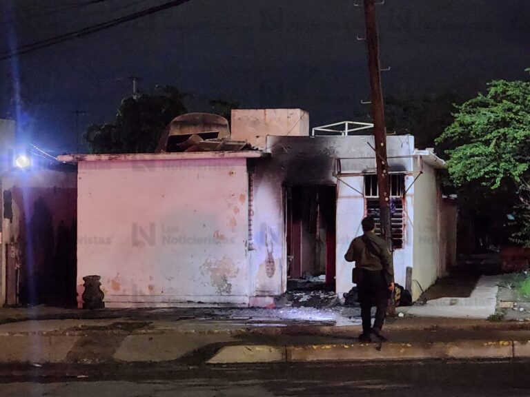 Incendian casa donde fue baleada Selene Guadalupe, en el sector Barrancos de Culiacán, Sinaloa https://www.yateenteraste.mx/2026/08/12/mujer-de-22-anos-es-atacada-a-balazos-al-interior-de-un-domicilio-en-el-sector-barrancos-de-culiacan-sinaloa/