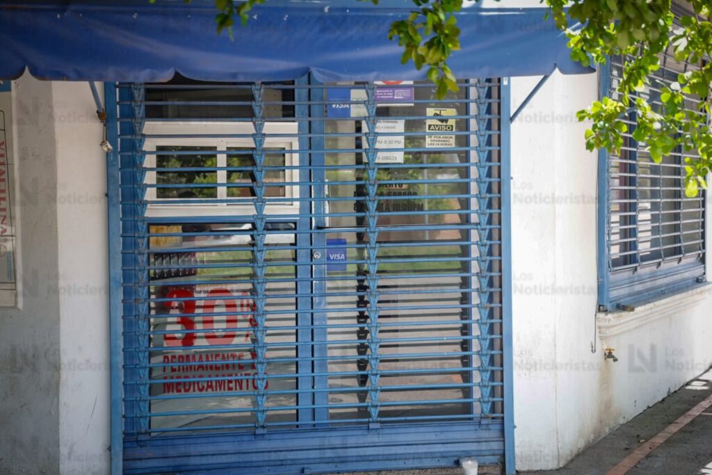 Colocan veladora a las afueras de la farmacia donde fue asesinado el médico Fernando, en la colonia Miguel Hidalgo en Culiacán