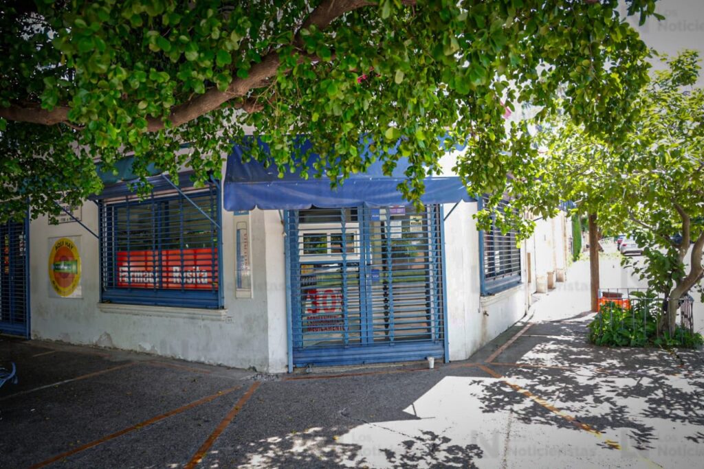Colocan veladora a las afueras de la farmacia donde fue asesinado el médico Fernando, en la colonia Miguel Hidalgo en Culiacán
