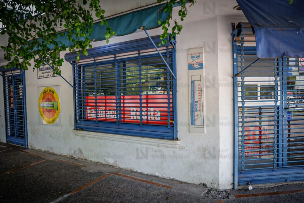 Colocan veladora a las afueras de la farmacia donde fue asesinado el médico Fernando, en la colonia Miguel Hidalgo en Culiacán