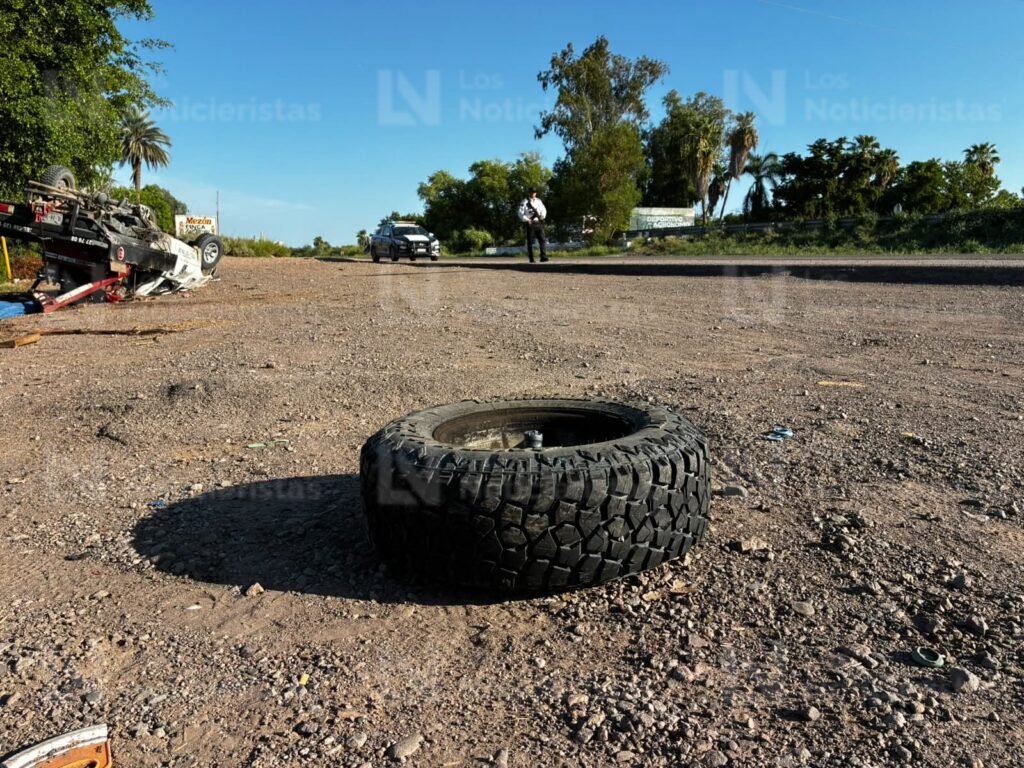Trabajador de una vulcanizadora pierde la vida tras volcar en la México 15 y Las Varitas, en Ahome, Sinaloa