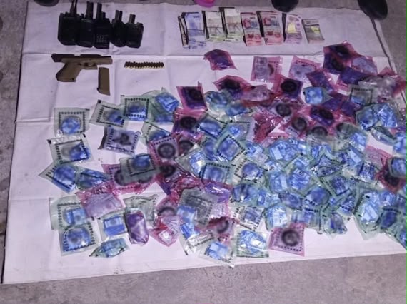 Detienen a una mujer y dos hombres en Mazatlán, Sinaloa; les aseguran vehículos, droga y dinero