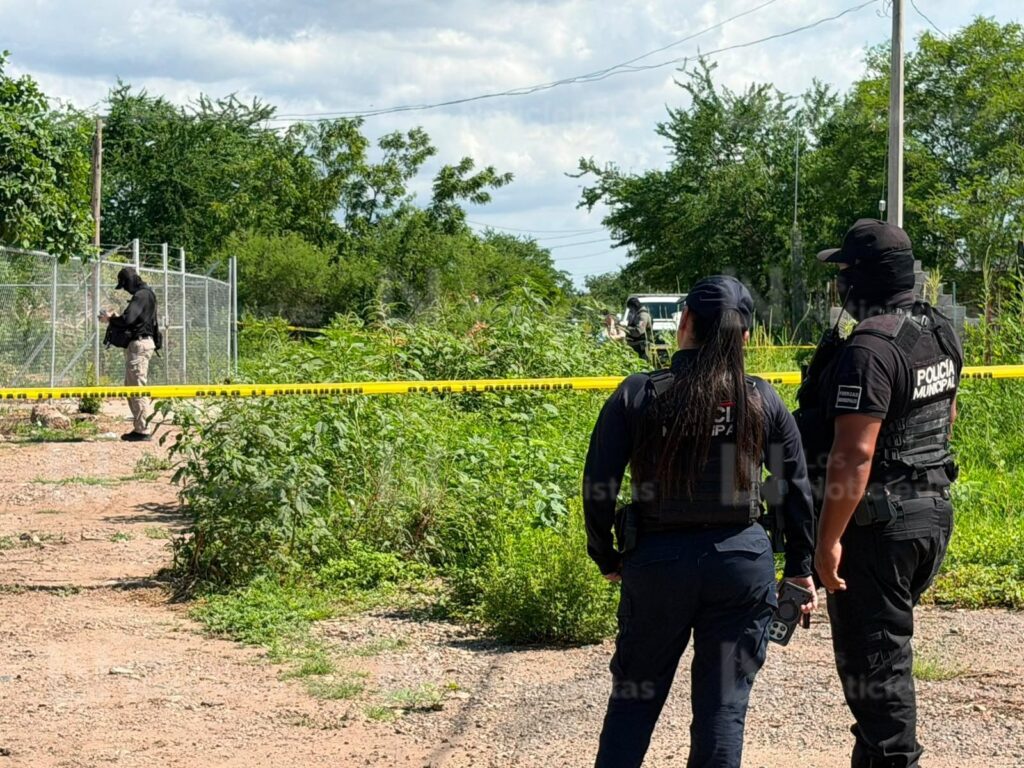 Con un mensaje intimidatorio y atado con una cuerda localizan asesinado a un hombre en Aguaruto, Culiacán, Sinaloa