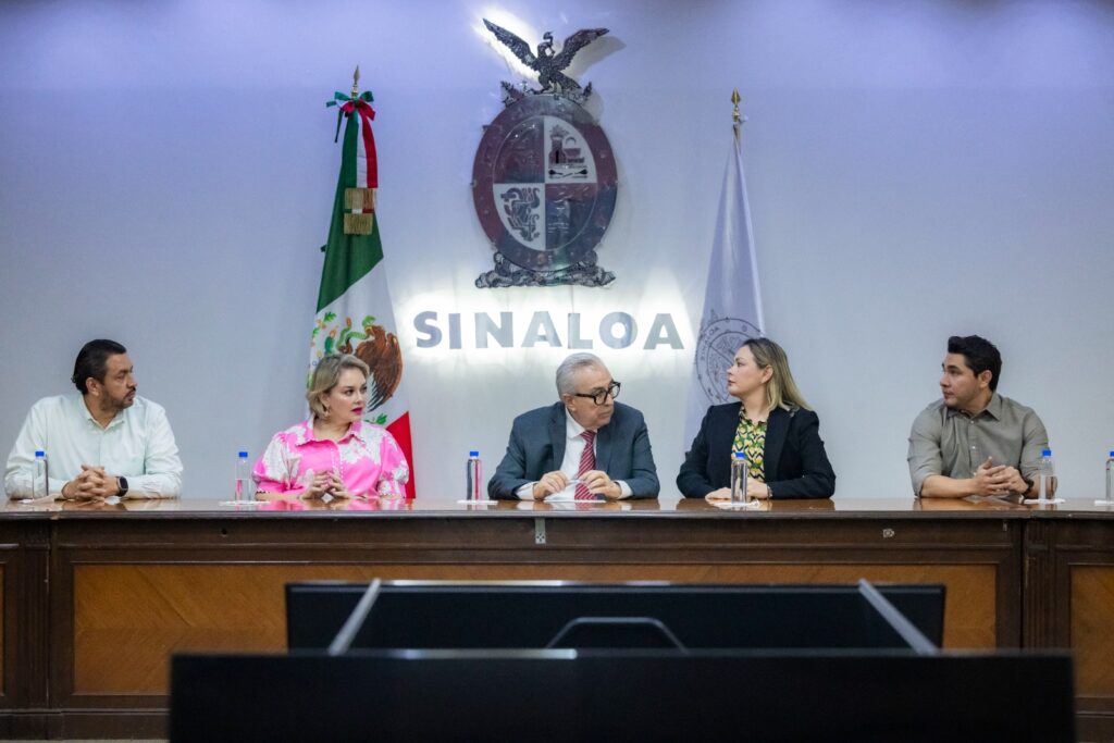 Rocha Moya toma posesión como gobernador de Sinaloa; regresa tras 112 días de licencia y se reúne con gabinete