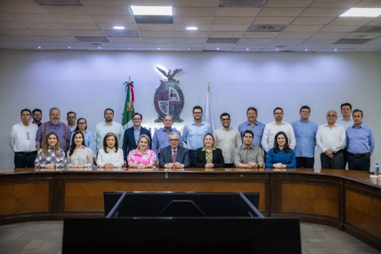 Rocha Moya toma posesión como gobernador de Sinaloa; regresa tras 112 días de licencia y se reúne con gabinete Rocha Moya toma posesión como gobernador de Sinaloa; regresa tras 112 días de licencia y se reúne con gabinete