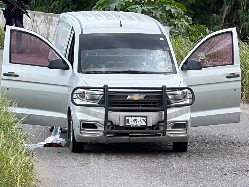Ejecutan a balazos a un marisquero cuando viajaba en una camioneta en San Pedro, Navolato